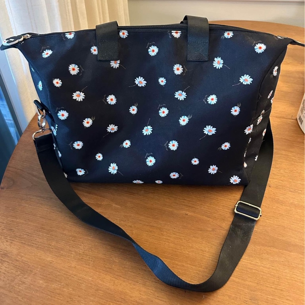 ✨BNWOT - Alice + Olivia Daisy Print Duffel Bag Adjustable Strap✨ - Picture 9 of 10